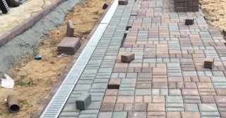 Профессиональная укладка плитки на улице в Волхове в октябре