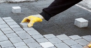 Монтаж тротуарной плитки на даче в Волхове в октябре