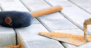 Профессиональная укладка тротуарной брусчатки в Волхове в октябре