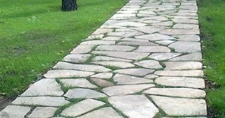Профессиональная укладка камня на дорожки в Волхове в октябре
