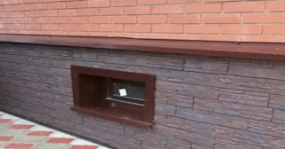 Облицовка цоколя панелями под камень в Волхове в октябре